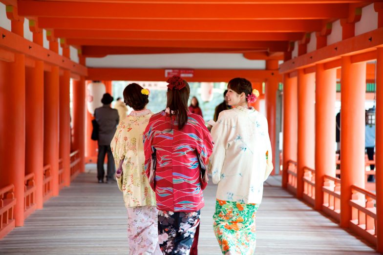 在嚴鳥神社會看到很多穿和服的美女