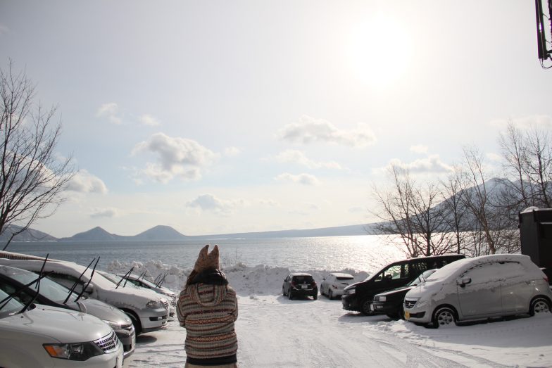 丸駒温泉旅館外停車場外面的支笏湖景色