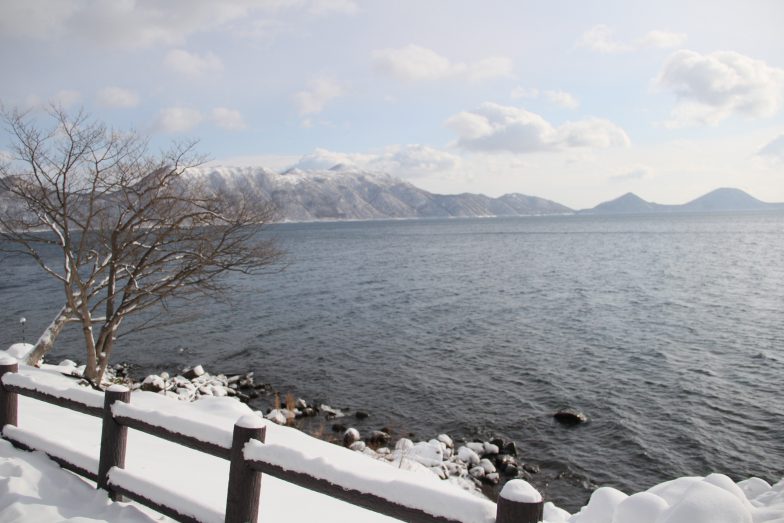 丸駒温泉旅館背對支笏湖的景色（如果是湖景房間，更會對著支笏湖）