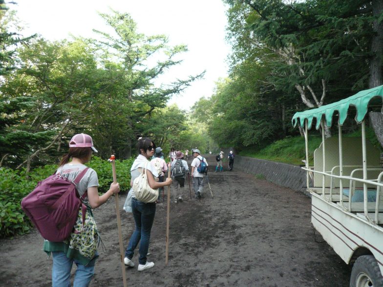 大家也拿著一支在五合目買得到的木製登山杖，在登山道沿途經過的小店，可以在登山扙上燒火印作記念。